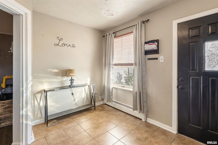 Property Photo:  203 E Saint Louis Street  IL 62896 