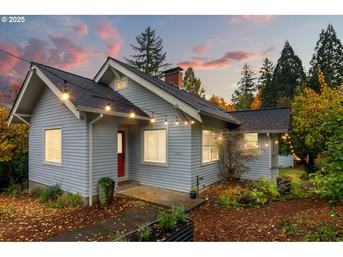 Property Photo:  8342 SW 41st Ave  OR 97219 