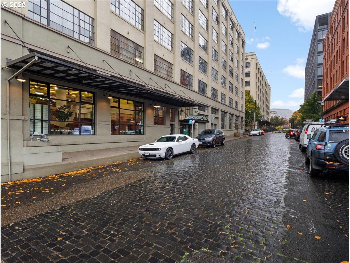 Property Photo:  1314 NW Irving St 201  OR 97209 