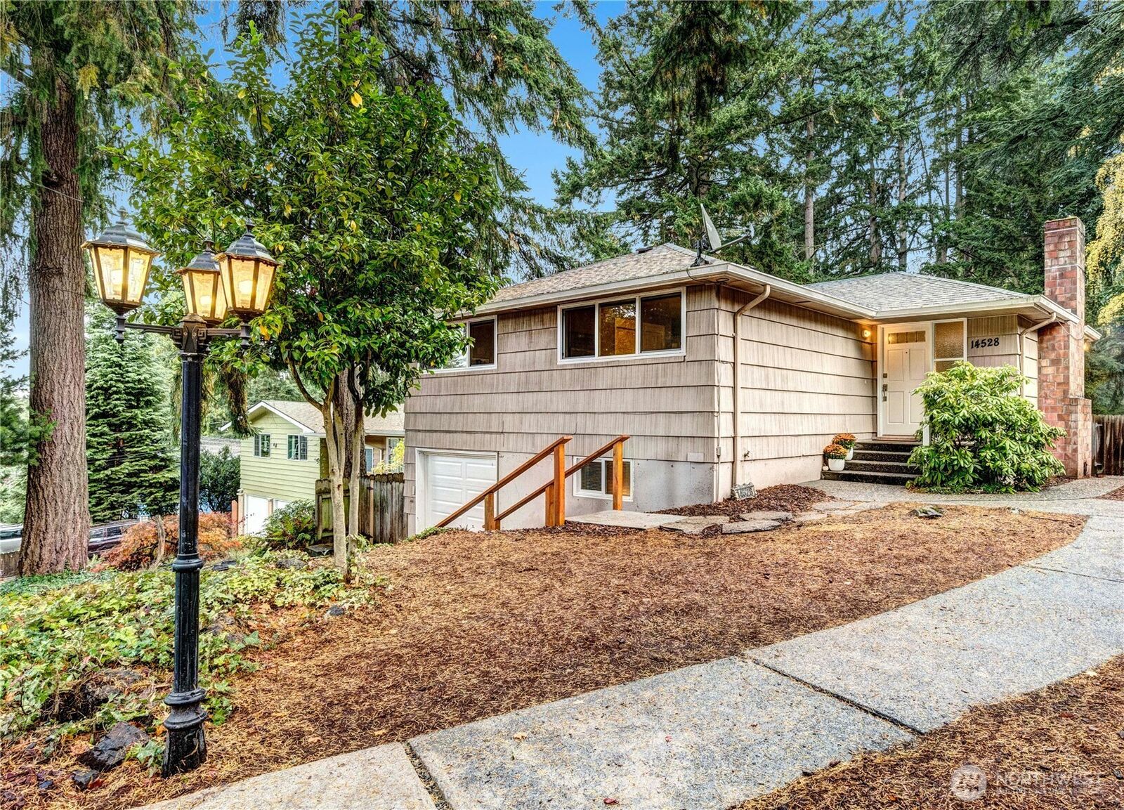 Property Photo: 14528 Ashworth Avenue N WA 98133