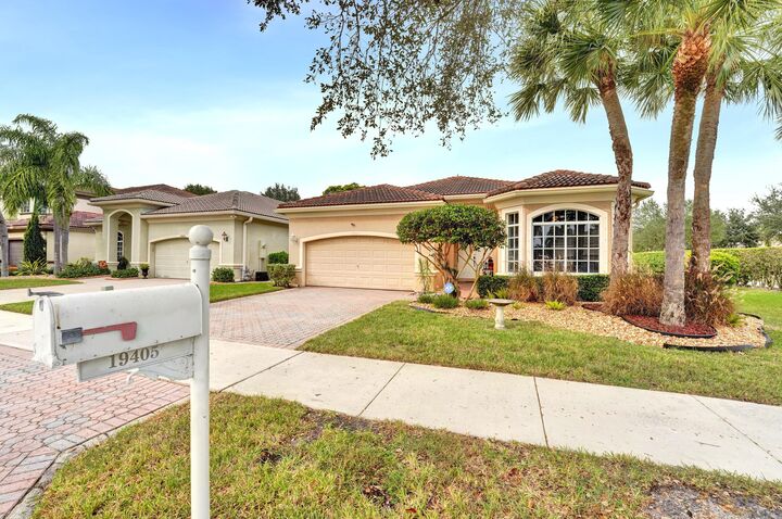 Property Photo: 19405 SW 67th Street FL 33332