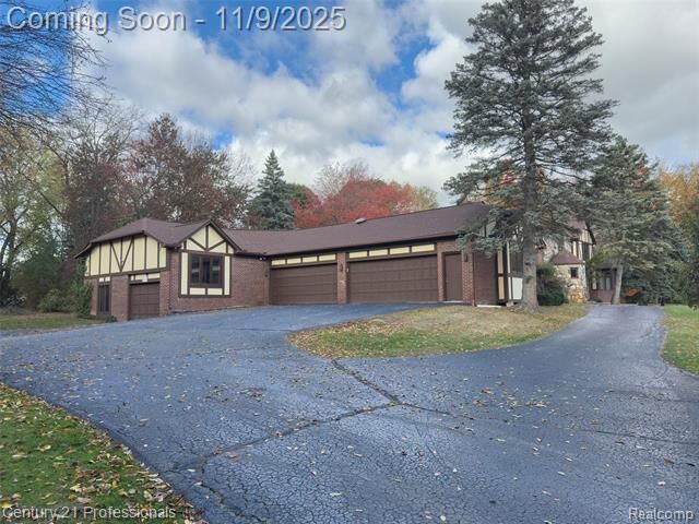 Property Photo: 303 E Snell Road MI 48306