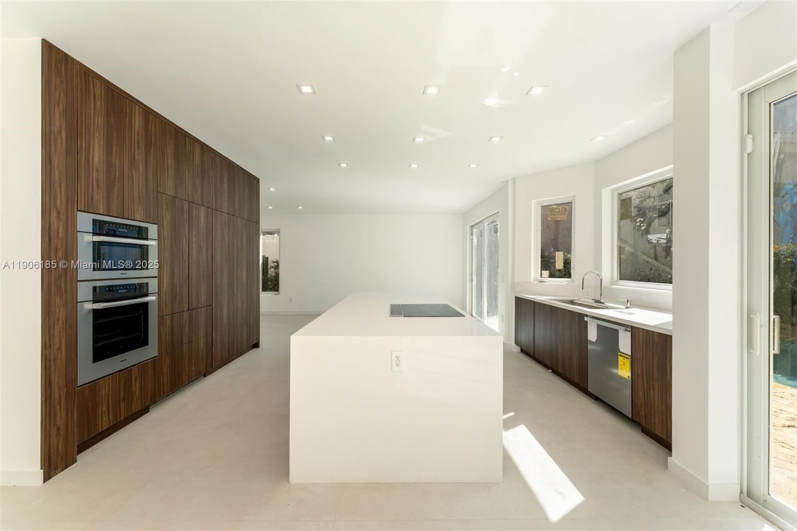 Property Photo: 3944 NE 194th Trl FL 33160