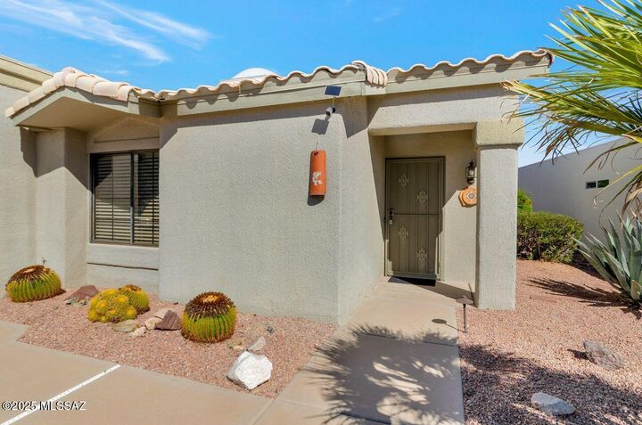 Property Photo: 1735 E Broken Bow Way AZ 85755