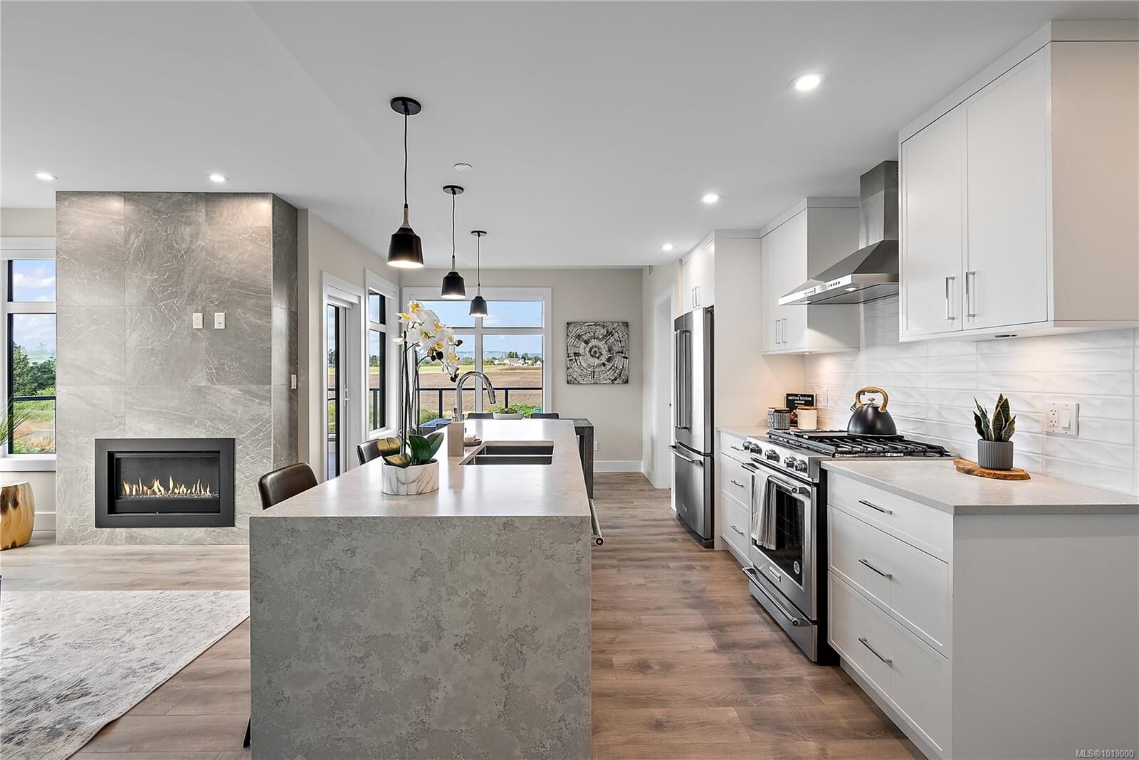 Property Photo:  2520 Hackett Cres 309  BC V8M 0B9 