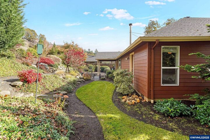 Property Photo: 2521 E Santiam St OR 97383