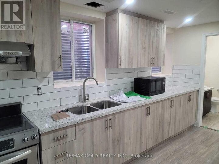 Property Photo:  407 Queen Mary Drive  ON L7A 4K6 