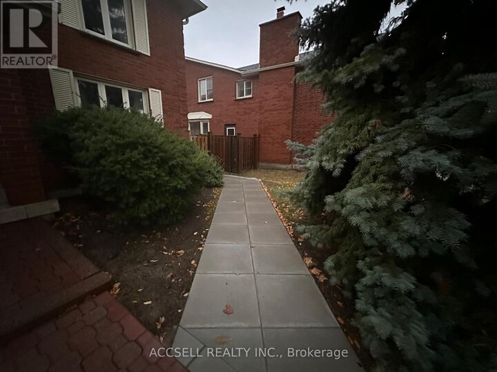 Property Photo:  700 Willowbank Trail  ON L4W 3L9 