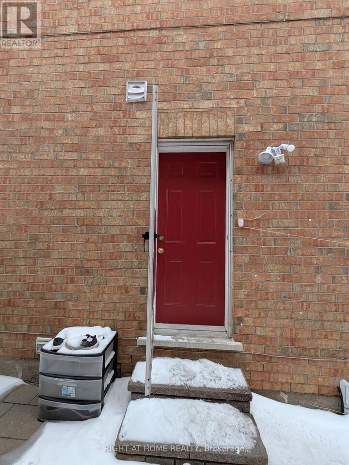 Property Photo:  5864 Delle Donne Drive Main Floor  ON L5M 7A3 