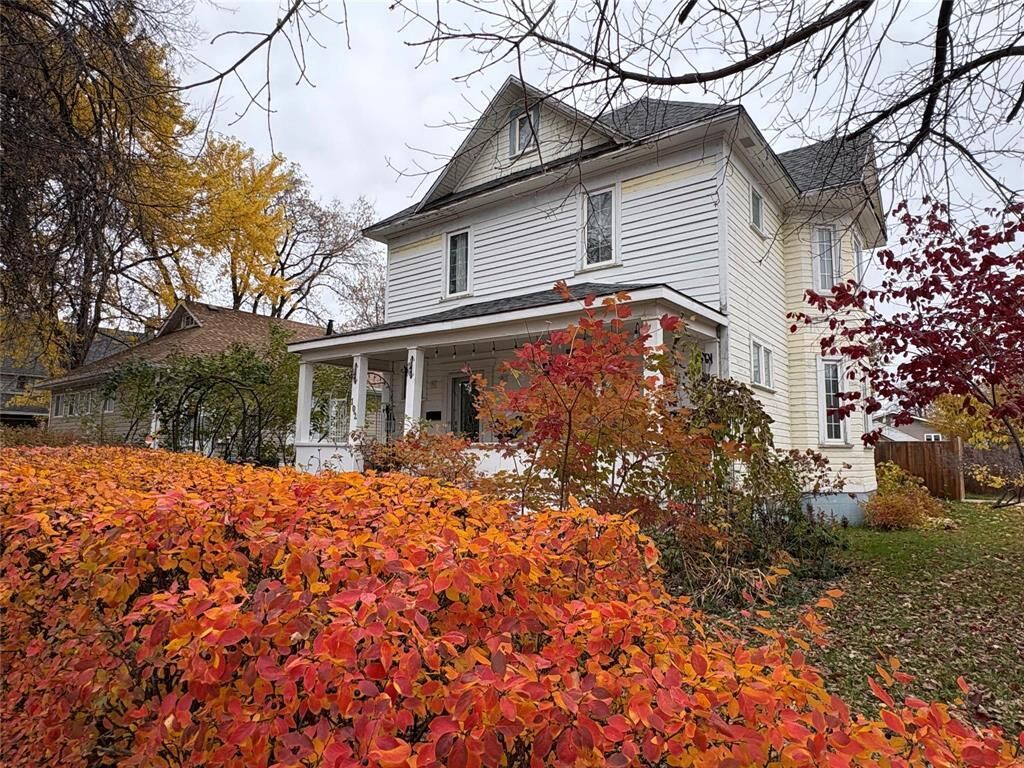 Property Photo: 102 4th Avenue Southwest MB R7N 1T7