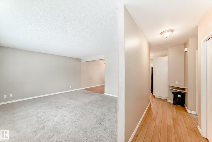 Photo de la propriété:  8915 156 Street NW  AB T5R 1Y6 