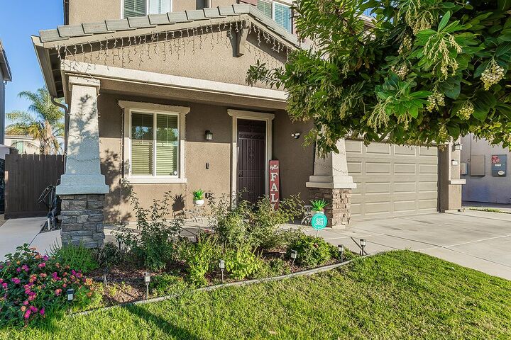 Property Photo:  1142 S Pearwood Avenue  CA 93727 