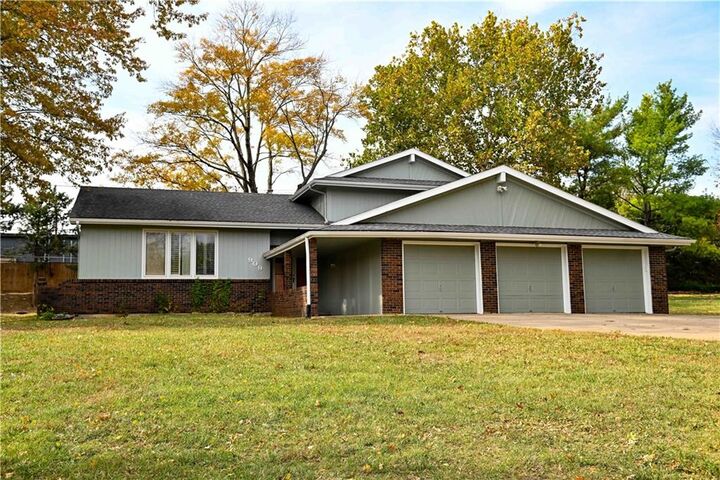 Property Photo:  909 Tam O'Shanter Street  MO 64145 