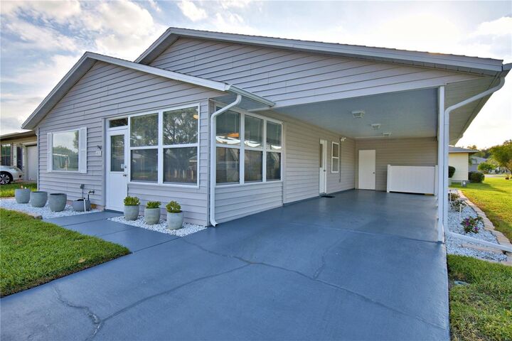 Property Photo: 4823 Colonnades Circle W FL 33811