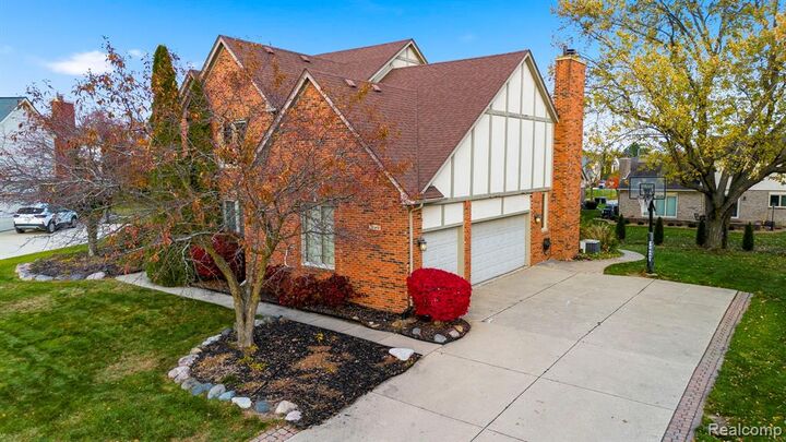 Property Photo:  18546 Glastonbury Drive  MI 48152 4067 