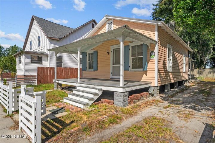 Property Photo: 816 Oak Street FL 32177