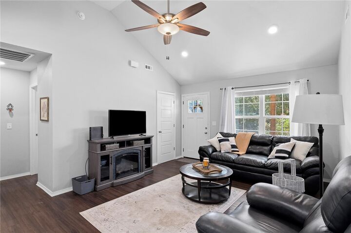 Property Photo: 5 Ettington Lane AR 72714