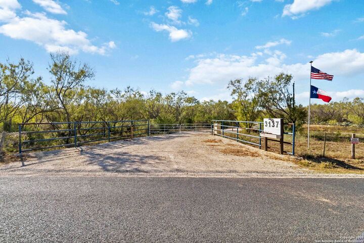 3137 County Road 5710  Devine TX 78016 photo