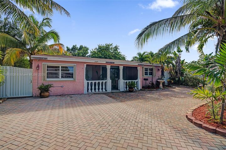 Property Photo:  2519 Bahama Dr  FL 33023 