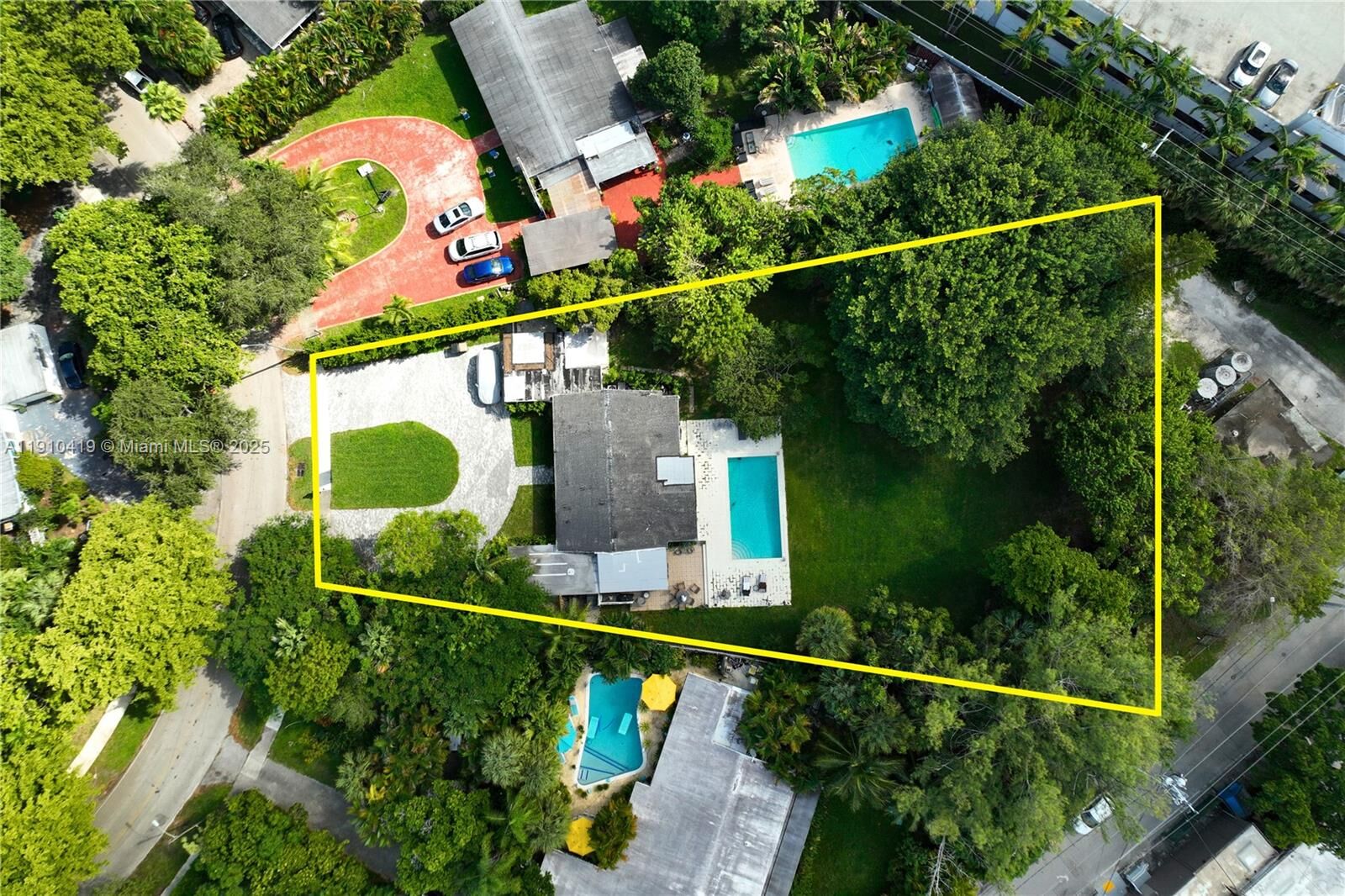 Property Photo: 12500 Alamanda Dr FL 33181