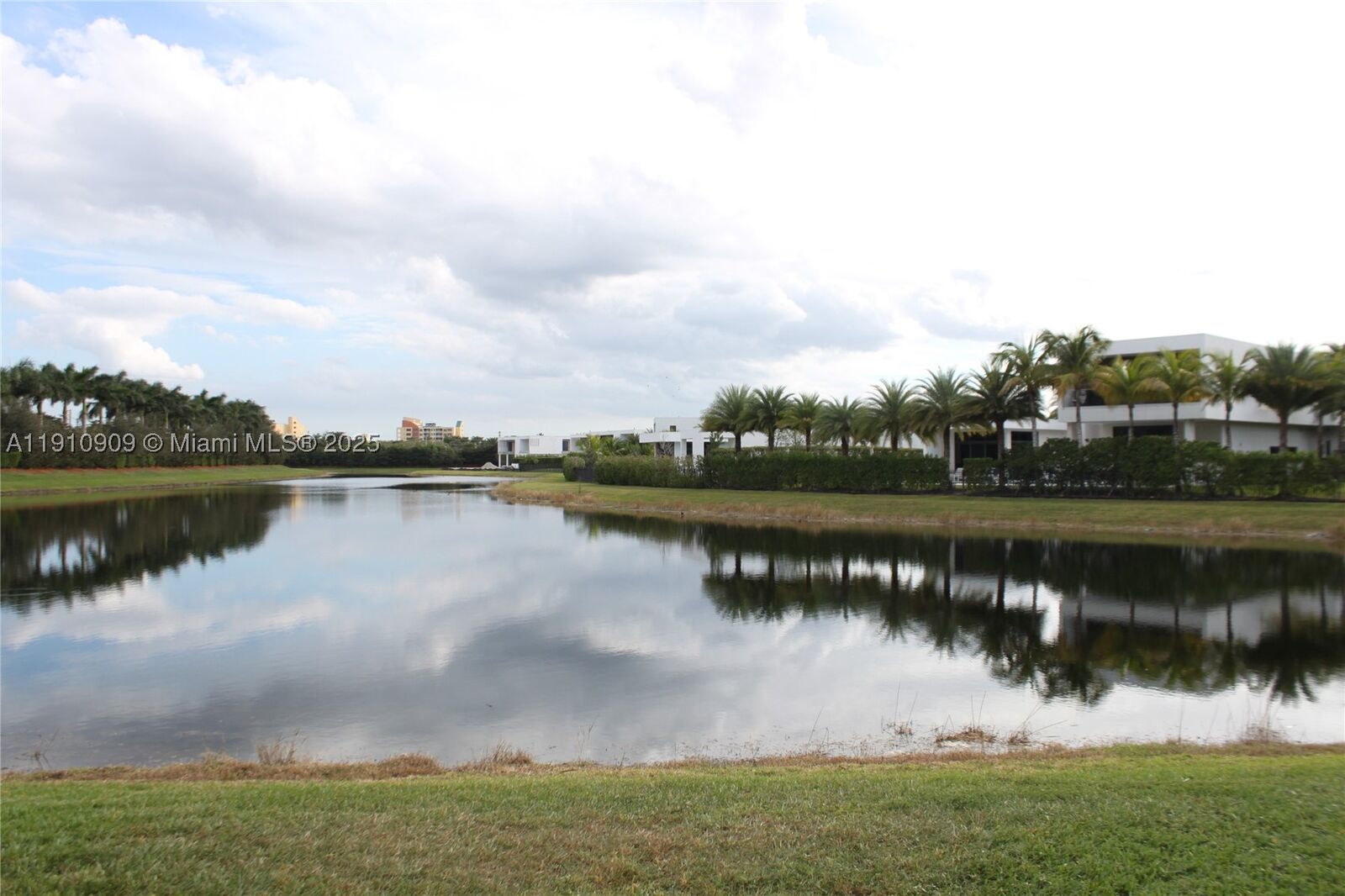 Property Photo:  180 Riviera Cir 30-5  FL 33326 