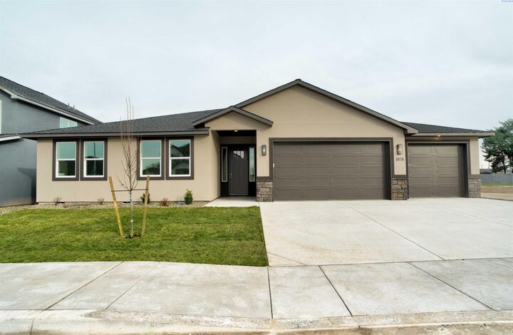 Property Photo:  1070 N Grant Place  WA 99336 