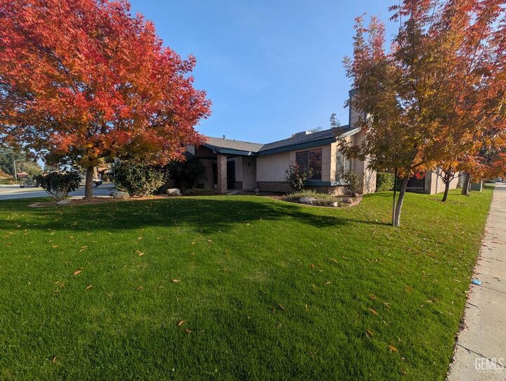 Property Photo:  6925 Aztec Way  CA 93308 