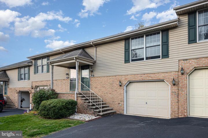 912 Woodridge Drive  Middletown PA 17057 photo