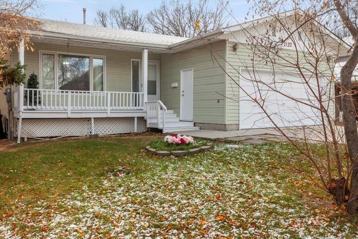 Property Photo:  1122 Lee Boulevard  MB R3T 2P4 
