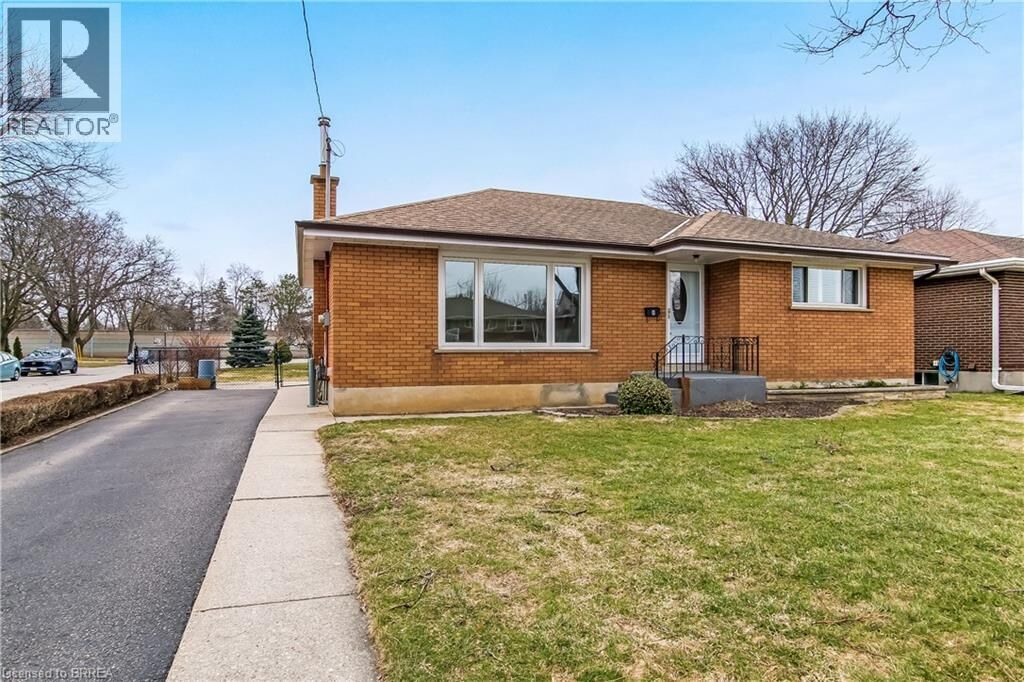 Photo de la propriété:  8 Waddington Street  ON N3R 2R1 