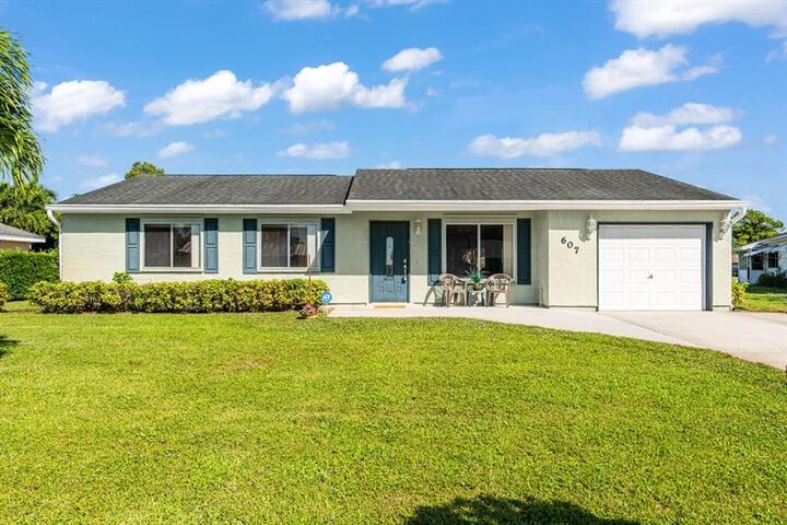 Property Photo:  607 SW Everett Ct  FL 34953 