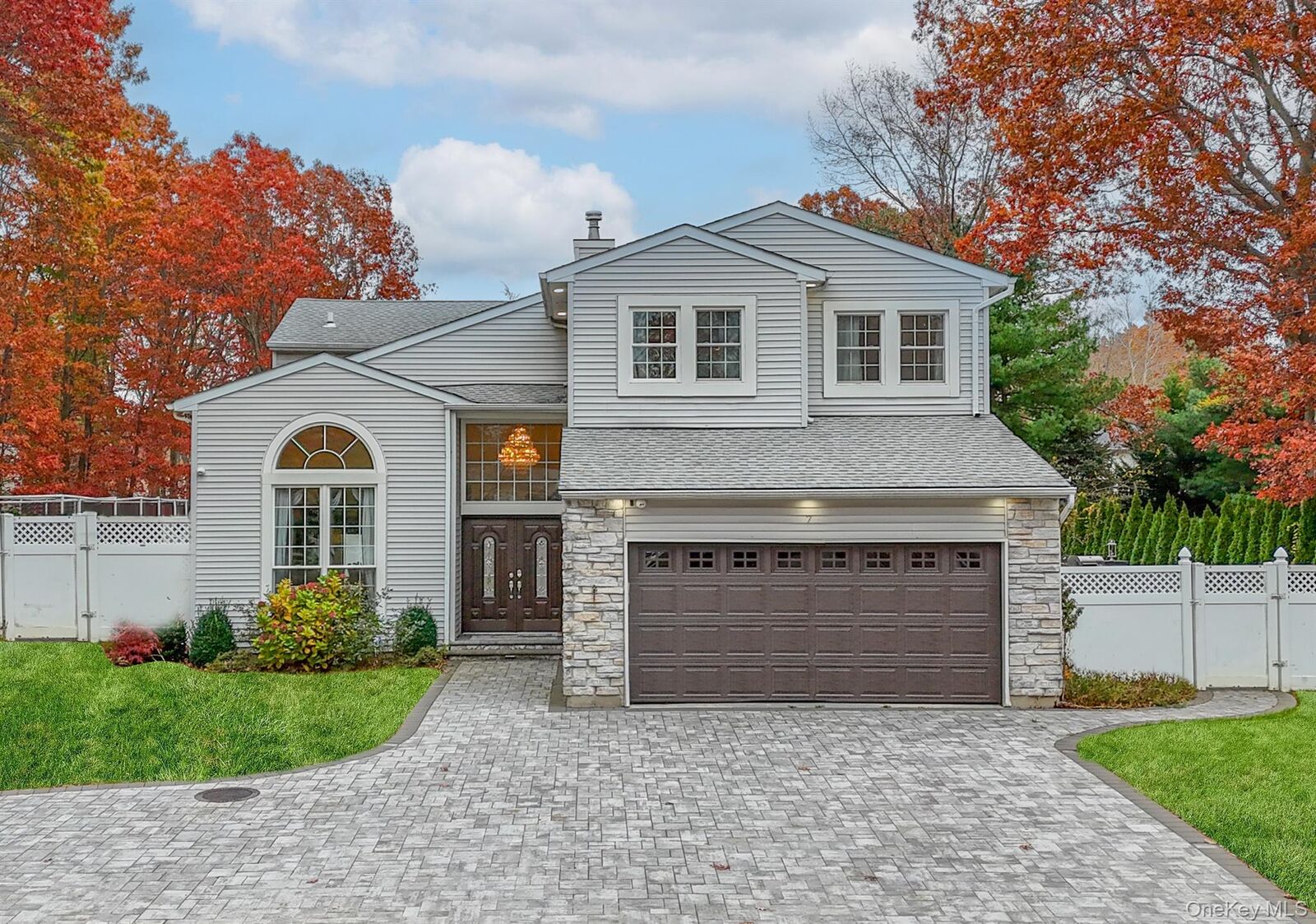 Property Photo:  7 Sweet Briar Path  NY 11755 
