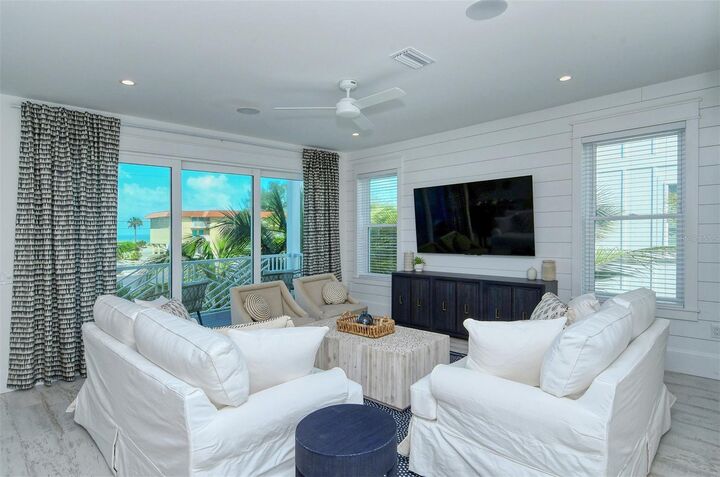 Property Photo: 2406 Avenue C FL 34217
