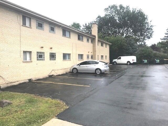 Property Photo: 725 Busse Highway 10 IL 60068