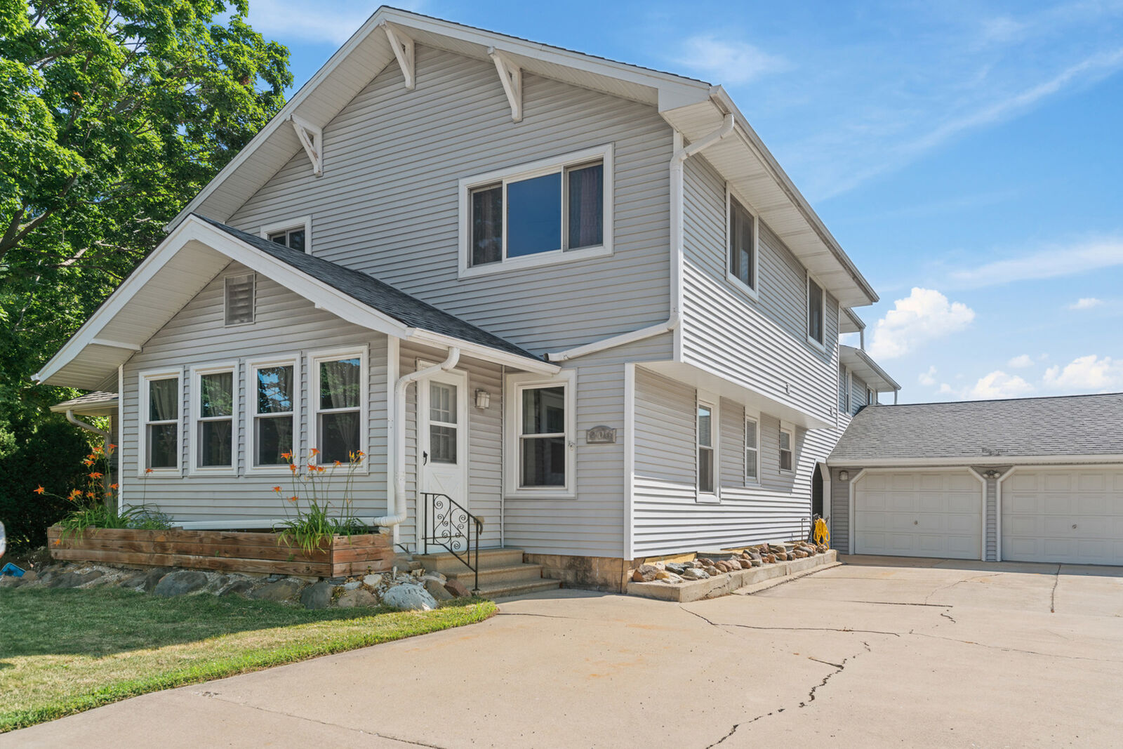 Property Photo: 206 Washington Street IL 60543