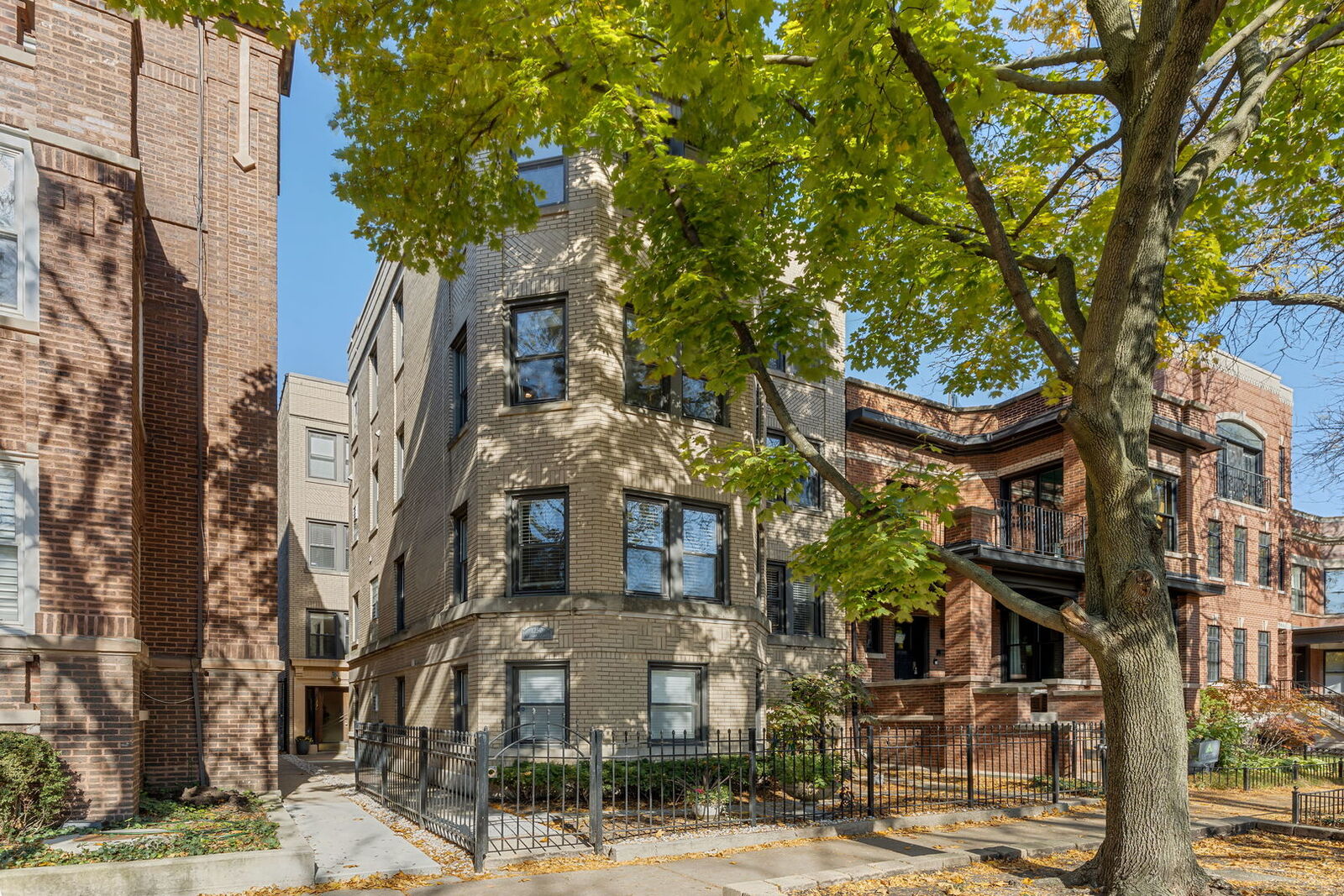 Property Photo:  1250 W Cornelia Avenue 3S  IL 60657 