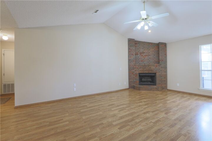 Property Photo: 1325 N Genoa Avenue AR 72704