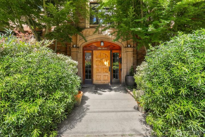 Property Photo:  3121  Franklin Avenue E 24  WA 98102 