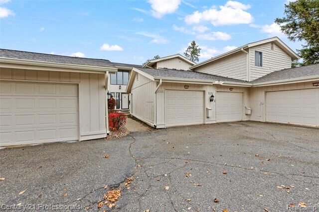 Property Photo: 7106 W Bridge Way 169 MI 48322