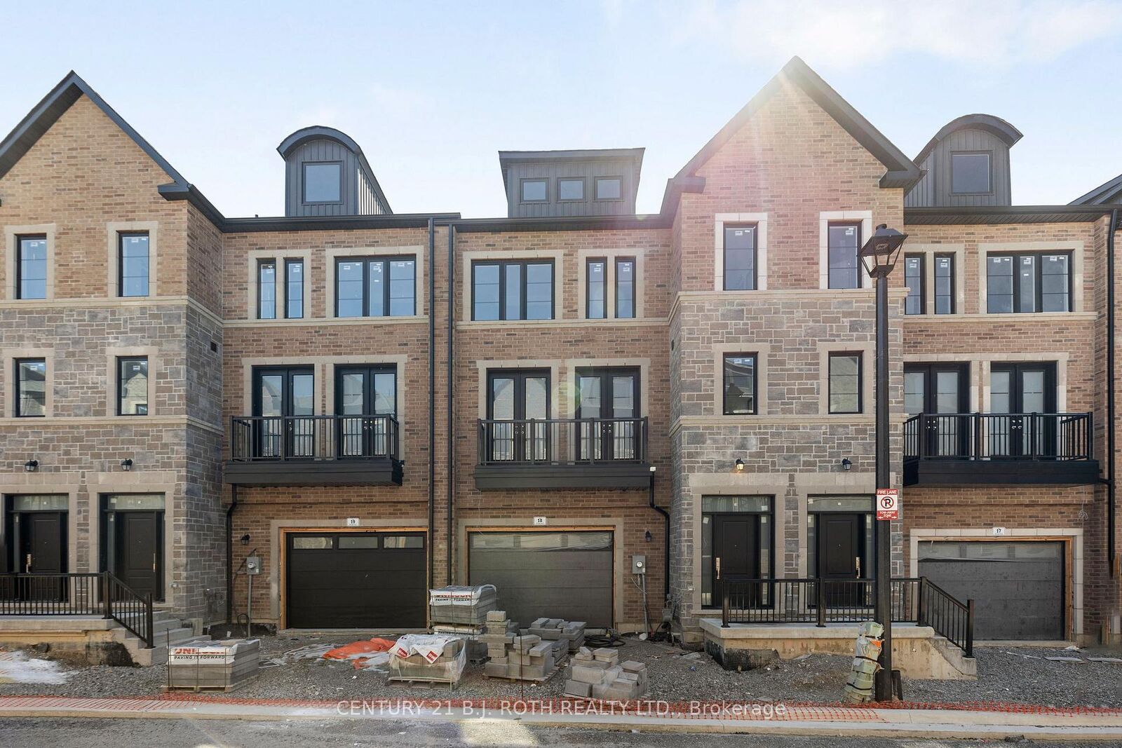 Photo de la propriété: 260 Eagle Street 18 ON L3Y 1K1