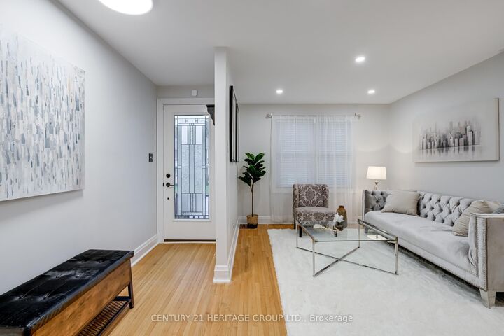 Property Photo:  302 Avenue Road S Main (Upper Level)  ON L3Y 1P2 