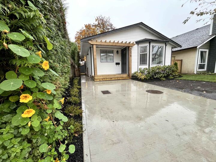 Photo de la propriété:  8579 McCutcheon Avenue  BC V2P 7L3 
