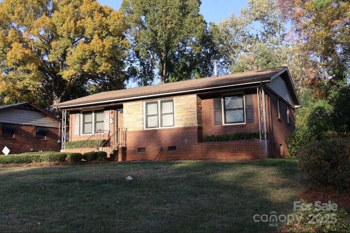 Property Photo:  4318 Knollcrest Drive  NC 28208 