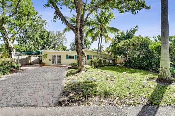 Property Photo:  1240 SE 12th Way  FL 33316 