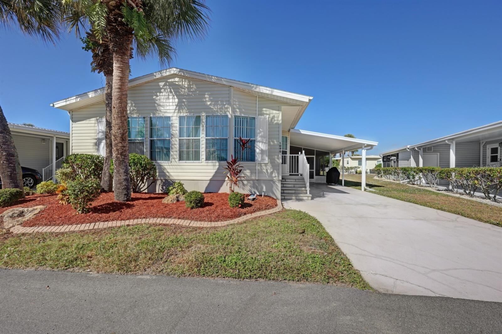 Property Photo: 2100 Kings Highway 1090 FL 33980