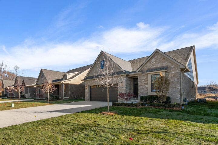 Property Photo:  5944 Willow Grove Drive  MI 48085 