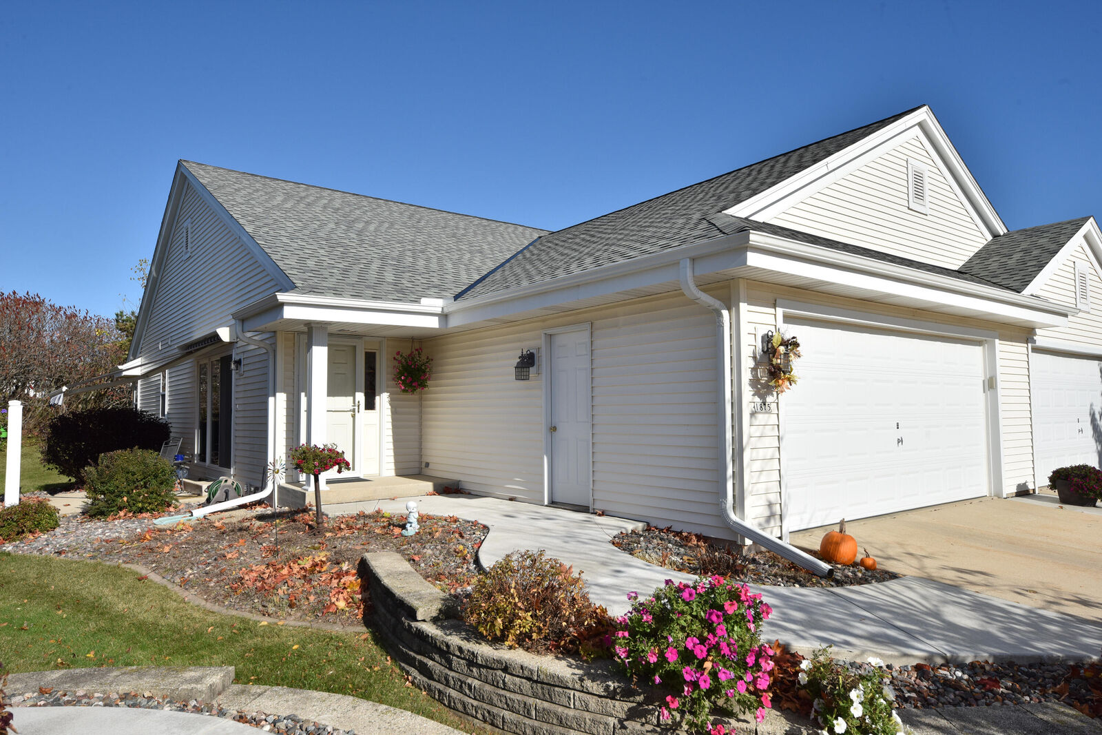 Property Photo:  1875 Woodview Cir  WI 53074 