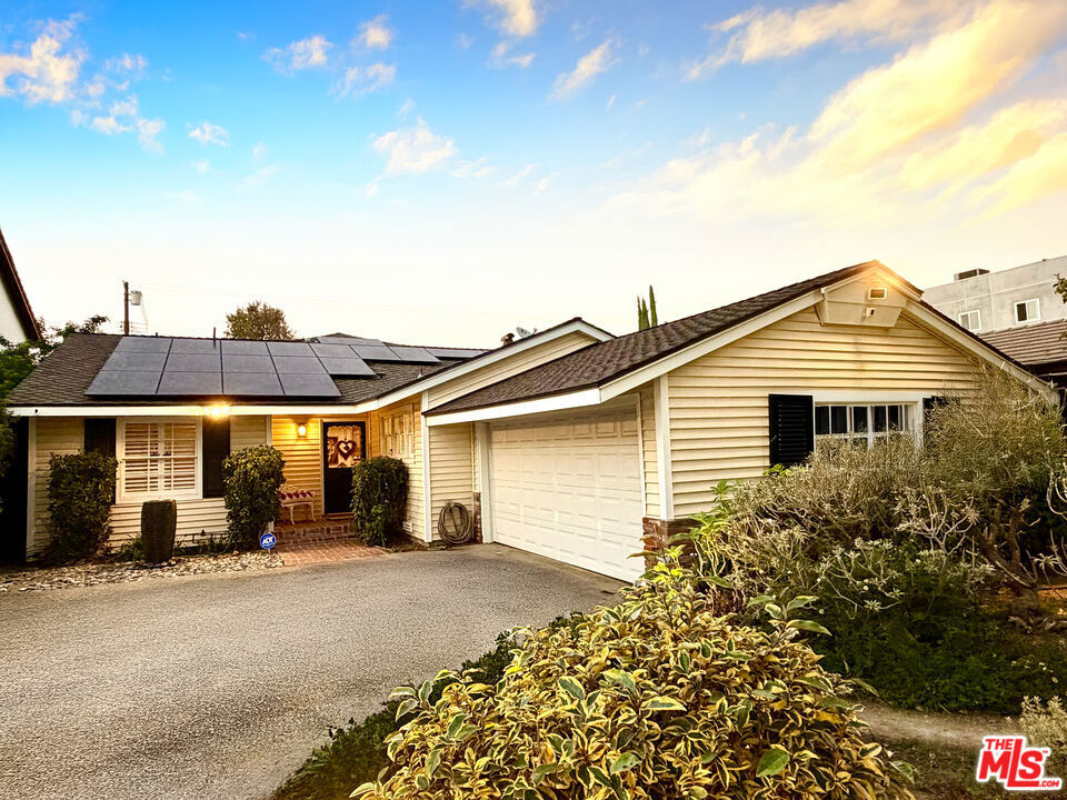 Property Photo:  13957 Chandler Boulevard  CA 91401 