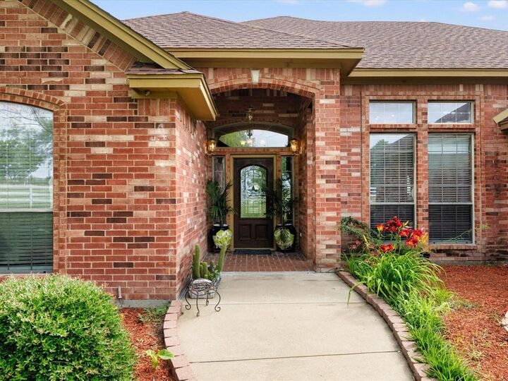 Property Photo: 5530 N Interstate Highway 45 TX 75119