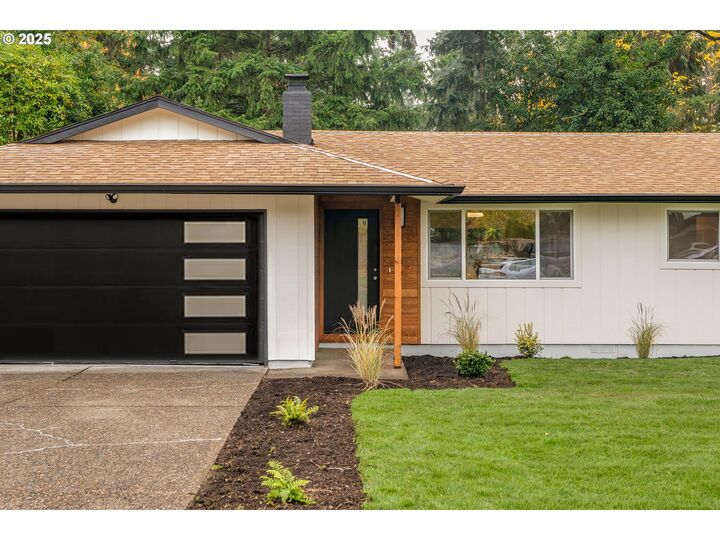 Property Photo: 6300 Shakespeare St OR 97035